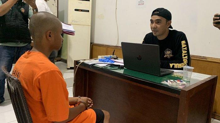 Sakit Hati Diolok Masalah Ekonomi, Pemuda di Marunggi Nyaris Habisi Nyawa Teman Sendiri 1 JALANI PEMERIKSAAN— Pemuda berinisial A (19) menjalani pemeriksaan di Polsek Pariaman usai melakukan percobaan pembunuhan terhadap temannya sendiri.