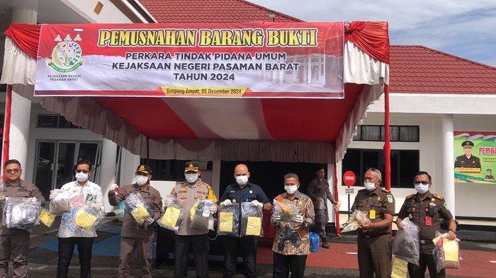 PEMUSNAHAN BB— Pemusnahan BB perkara tindak pidana umum di Kejari Pasbar turut dihadiri Kapolres Pasaman Barat AKBP Agung Tribawanto, Hakim PN Imam Kharisma, Kepala BNNK Rangga Noverio, Kadis Kesehatan Hajran Huda, Kamis (5/12).