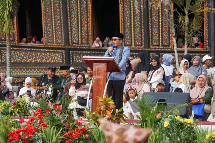 FPM 2024 Resmi Ditutup, Penampilan Tari Kolosal Pukau Ribuan Pengunjung Pagaruyung 1 SAMBUTAN—Bupati Eka Putra, SE, MM berikan sambutannya saat menutup resmi FPM 2024, di halaman Istano Basa Pagaruyung, Minggu (8/12) sore.
