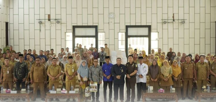 USAI—Wabup Yulian uai pembuka pertemuan koordinasi dan kerja sama Lintas Sektor dalam Pencegahan Kekerasan Terhadap Perempuan dan Anak di Aula Sarantau Sasurambi Kantor Bupati Solok Selatan, Selasa (3/12).