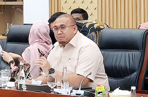 Penggunaan BBM Subsidi tak Tepat Sasaran, Andre Rosiade Sarankan Perpres 191/2014 Direvisi 1 RDP BERSAMA PERTAMINA— Wakil Ketua Komisi VI DPR RI Andre Rosiade mendorong agar penggunaan bahan bakar minyak (BBM) subsidi seperti solar dan pertalite tetap sasaran, saat RDP dengan jajaran direksi PT Pertamina (persero).