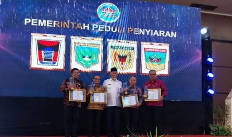 KPID Nobatkan Tanah Datar Peduli Penyiaran 1 PENGHARGAAN KPID— Gubernur Sumatera Barat Mahyeldi usai menyerahkan penghargaan kepada Asisten Administrasi Umum Setda Tanah Datar Jasrinaldi yang mewakili Bupati Tanah Datar Eka Putra di Hotel Truntum Padang.