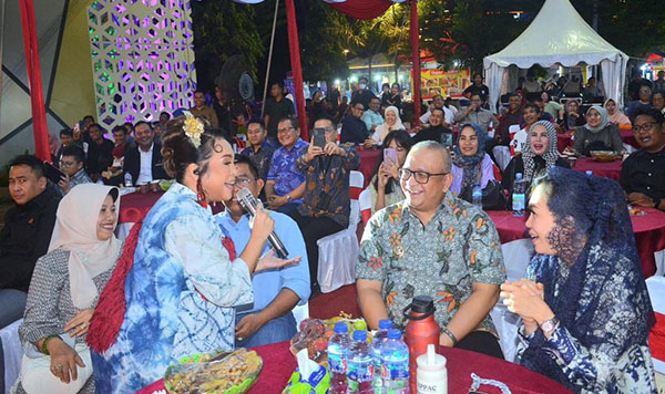 Rieka Roslan Meriahkan Padang Jazz Festival 1 EVEN JAZZ— Penyanyi jazz Indonesia, Rieka Roslan ikut memeriahkan iven Padang Jazza Festival yang diadakan di pelataran Bagindo Azis Chan Youth Center, Sabtu (21/12) malam.