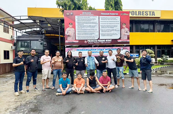 Komplotan Perampok Bersenjata Api Ditangkap, Truk Tangki Bermuatan CPO jadi Sasaran 1 PERAMPOK—
Tim Klewang Polresta Padang menangkap komplotan perampok bersenjata api yang beraksi di Kabupaten Limapuluh Kota.