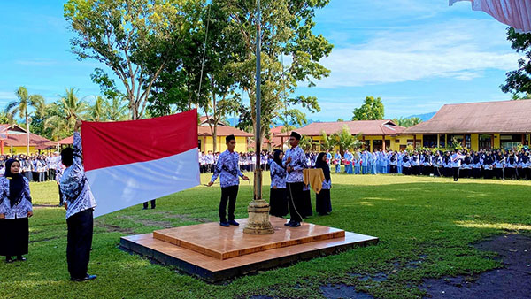 Peringatan HUT PGRI ke-79 Tingkat Pasaman Barat, Risnawanto: “Tanpa Guru, Kita Tidak Akan Jadi Apa-apa” 1 HUT PGRI—Peringatan HUT ke-79 PGRI tingkat Kabupaten Pasaman Barat (Pasbar) digelar pada Rabu (18/12) di SMA Negeri 1 Pasaman. Upacara dipimpin langsung Wakil Bupati Pasbar, Risnawanto,