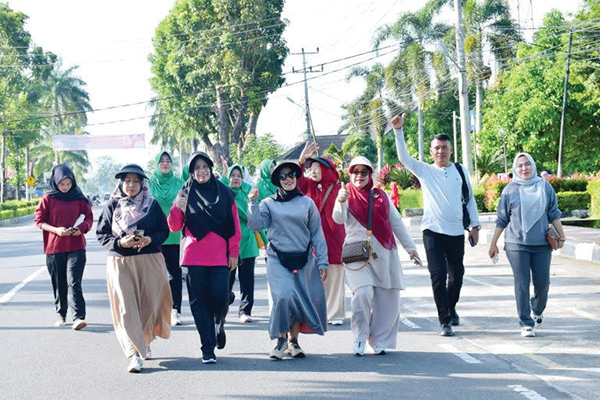 Peringati Hari Ibu, GOW Agam Ikuti Jalan Santai 1 JALAN SANTAI— Dalam rangka memperingati Hari Ibu
yang ke-96, TP-PKK Agam bersama seluruh organisasi wanita se-Kabupaten Agam menggelar kegiatan jalan santai di Lubuk
Basung, Selasa, (17/12).