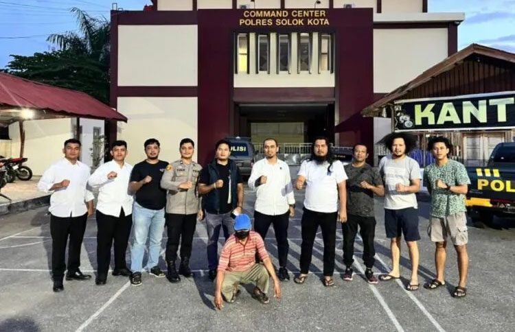 Bejat! Kakek 74 Tahun Perkosa Tetangga, Lampiaskan Nafsu Birahi di Sebuah Rumah, Dipergoki Warga lalu Dipolisikan 1 PERKOSA—
Pelaku Usman (74) yang tega memperkosa wanita disabilitas ditangkap jajaran Satreskrim Polres Solok Kota.