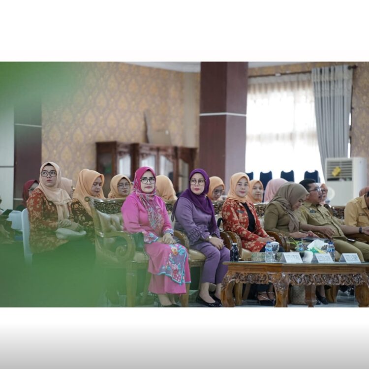 Lomba MC Antar DWP Unit se-Solsel, Perkuat Kebersamaan dan Kekompakan Antar Anggota 1 USAI—Ketua TP PKK Solok Selatan sekaligus penasehat DWP, Ny. Erniati Khairunas usai berikan kata sambutan.