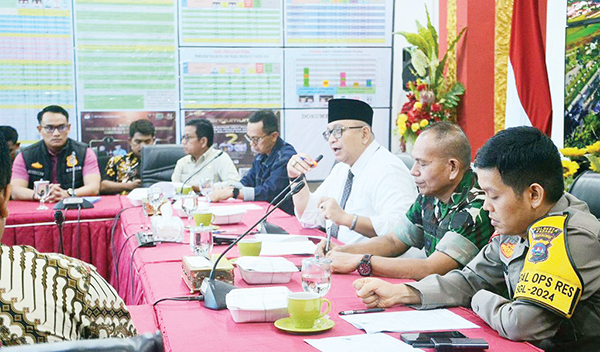 Tingkatkan Keamanan dan Kenyamanan Selama Libur Nataru dan Sekolah, Pj Wako: Jangan Sampai Ada Pungli di Objek Wisata 1 PERSIAPAN LIBUR NATARU— Pj Wali Kota Padang Andree Algamar, memimpin rapat persiapan libur Nataru 2025, di Rumah Dinas Wali Kota Padang, Kamis (12/12).