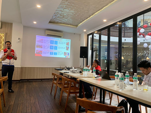 Hadapi Libur Natal dan Tahun Baru, Pertamina Patra Niaga Pastikan Stok BBM dan LPG Aman 1 PAPARKAN-Sales Area Manager Pertamina Patra Niaga Sumbar, Narotama Aulia Fazri saat memaparkan persiapan menghadapi Natal dan Tahun Baru.