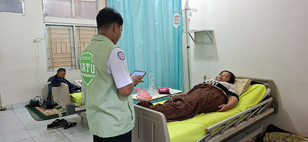 Peserta JKN Butuh Informasi atau Bantuan, Petugas BPJS Satu Siap Membantu 1 LAYANI PASIEN— Seorang petugas BPJS Satu saat melayani peserta JKN yang sedang berobat.