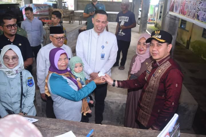 BERSAMA—PJ Wali Kota Sawahlunto Fauzan Hasan, bersama Direktur Bank Nagari Sawahlunto Rusdi dan 
warga Taratak Bancah Kecamatan Silungkang.