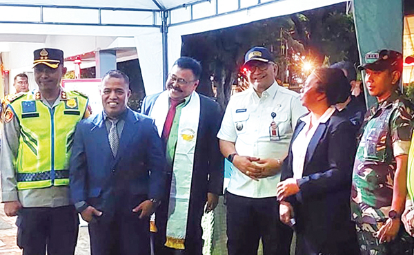 Pedagang di Objek Wisata Diminta Berlakukan Harga Wajar saat Libur Nataru, Pj Wako: Jangan Sampai Ada Praktik Mamakuak! 1 PENINJAUAN POS PAM— Pj Wako Padang Andree Algamar saat mendampingi Gubernur Sumbar Mahyeldi, Kapolda Sumbar Irjen Pol Suharyono, meninjauan beberapa Pos Pam Operasi Lilin Singgalang Polresta Padang, Selasa (24/12) malam.