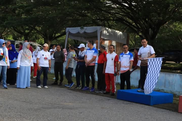 Pj Wako dan Pj Sekda Ikuti Olahraga Massal 1 IKUTI—Penjabat (Pj) Wali Kota Sawahlunto Fauzan Hasan, S.STP, M.Si, bersama Pj Sekda Ezeddin Zain,dan Kapolres
AKBP. Purwanto Hari Subekti, ikuti olahraga massal.