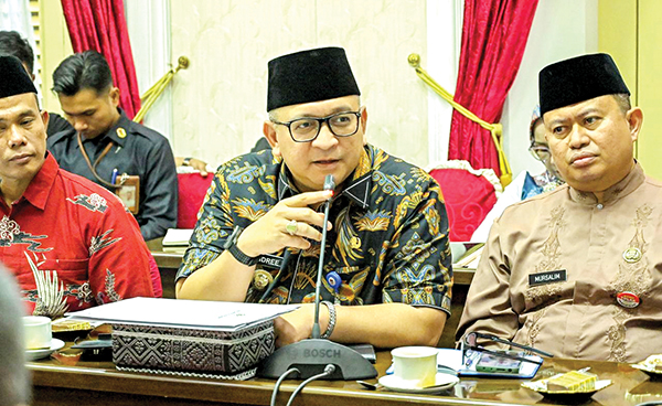 Dibuka 6 Januari, Pemko Dukung Penerbangan Padang-Singapura, Pj Wako: Diharapkan Memberi Dampak Positif untuk Padang 1 DUKUNG RUTE PADANG-SINGAPURA— Pj Wako Padang Andree Algamar, menghadiri Rapat Pematangan Rencana Program Kerja Sama Pemerintah Provinsi Sumatera Barat dengan pihak Scoot PTE LTD di Ruang Rapat Istana Gubernuran Sumbar, Jumat (27/12).