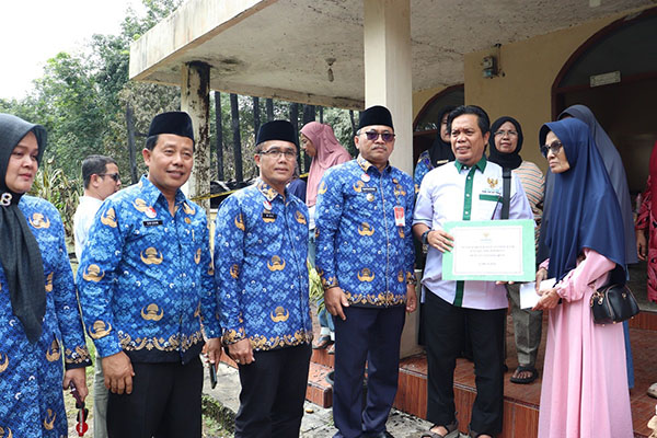 Pj Wako Payakumbuh Serahkan Bantuan untuk Korban Kebakaran 1 SERAHKAN BANTUAN— Pj Wali Kota Payakumbuh Suprayitno bersama Sekdako Rida Ananda dan Ketua Baznas Kota Payakumbuh Edi Kusmana menyerahkan bantuan kepada korban kebakaran.