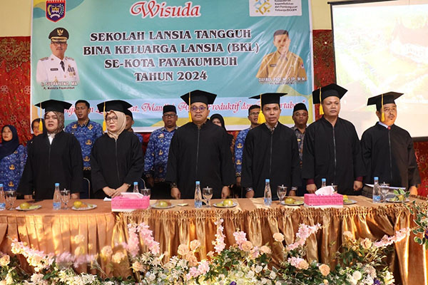 Pj.Suprayitno Wisuda 105 Lansia 1 USAI—Penjabat (Pj) Wali Kota Payakumbuh Suprayitno usai mewisuda 105 orang warga Lanjut Usia (Lansia) dari program sekolah lansia di Aula Kecamatan Payakumbuh Barat.