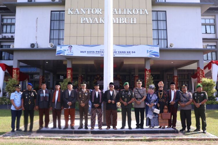 HUT ke-54 Payakumbuh, Momentum Menjaga Stabilitas Transisi Kepemimpinan 1 FOTO BERSAMA— Pj Wali Kota Payakumbuh Suprayitno foto bersama Forkopimda di depan kantor Balai Kota Payakumbuh.
