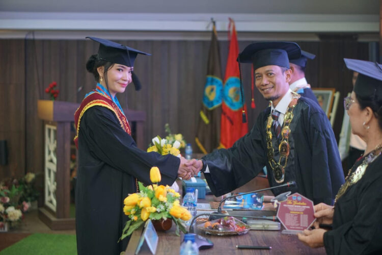 Polinela Wisuda 22 Lulusan Ahli Muda di Mentawai 1 WISUDA— Program Studi Diluar (PDD) Polinela rintisan Akademi Komunitas Negeri (AKN) Mentawai mewisuda 20 lulusan ahli muda di Kabupaten Kepulauan Mentawai.