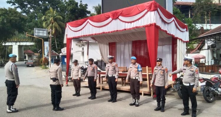 PAM dan Posyan Operasi Lilin Singalang 2024 di Kota Sawahlunto, Polres Kerahkan 156 Personel Gabungan 1 AMANKAN—Terlihat personel yang berada di Pos Yan Lapseg siap amankan Nataru dan berikan pelayanan pada masyarakat.