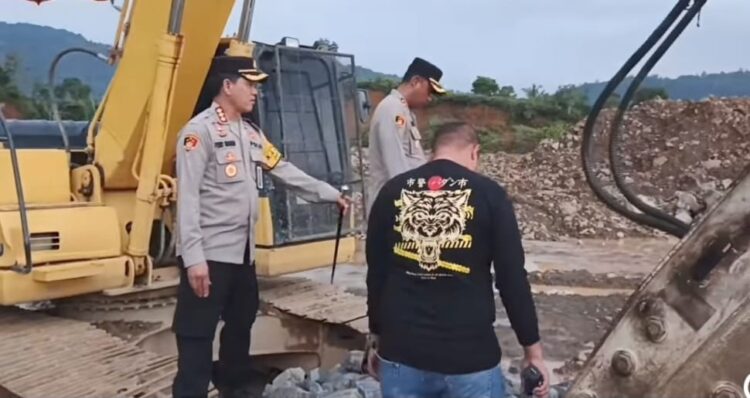 Tindak Tegas Tambang Galian C Ilegal, Polresta Padang Sita 4 Alat Berat 1 TAMBANG GALIAN ILEGAL— Kapolresta Padang, Kombes Pol Ferry Harahap saat melakukan penertiban terhadap aktivitas tambang galian C ilegal
di Kelurahan Gunung Sarik, Kecamatan Kuranji, Rabu (4/12).