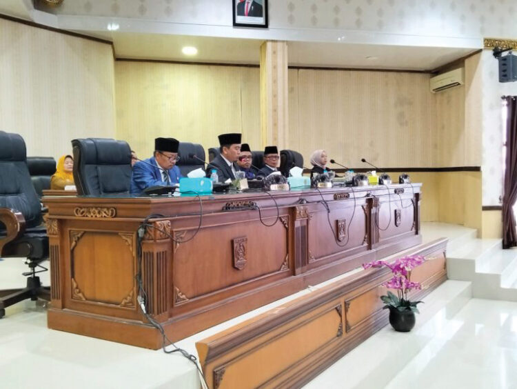 Ranperda Penyelenggaraan Pendidikan, Solusi untuk Tata Kelola dan Pemerataan Sekolah 1 SIDANG PARIPURNA— DPRD Agam menggelar sidang paripurna membahas tentang pembentukan Perda Penyelenggaraan Pendidikan, yang dilaksanakan di Gedung DPRD Agam, Senin (16/12).