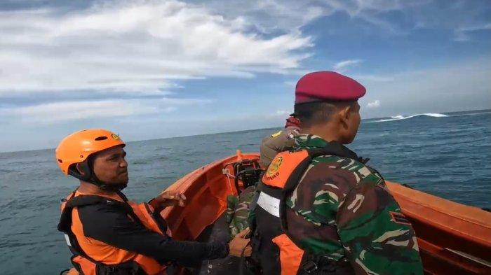 Hari Kedua Pencarian, 3 Korban Longboat Karam di Mentawai Belum Ditemukan 1 PENCARIAN— Tim SAR gabungan melakukan pencarian terhadap tiga orang korban dari longboat karam dihantam gelombang di Kepulauan Mentawai.