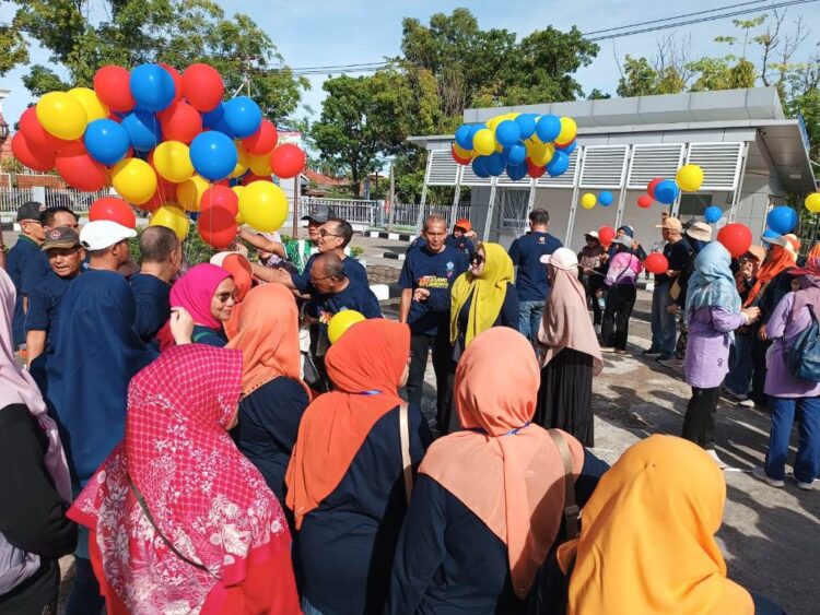 JALAN SANTAI— Pelepasan balon dan peserta jalan santai, menandai acara puncak HUT Ikasmantri ke-43, Minggu (1/12). Jalan santai dilepas Ketua Harian Ikasmantri Padang Alpianif didampingi Dewan Pembina Ikasmantri Windasnofil.