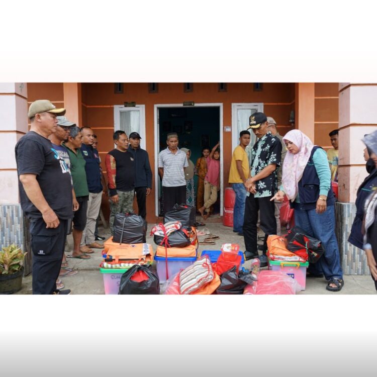 Puting Beliung Rusak 30 Unit Rumah, Wabup Yulian Efi Tinjau Korban di KPGD 1 KUNJUNGI—Wakil Bupati Solok Selatan, H. Yulian Efi kunjungi langsung melihat lokasi bencana dan
menyerahkan sejumlah bantuan sosial.
