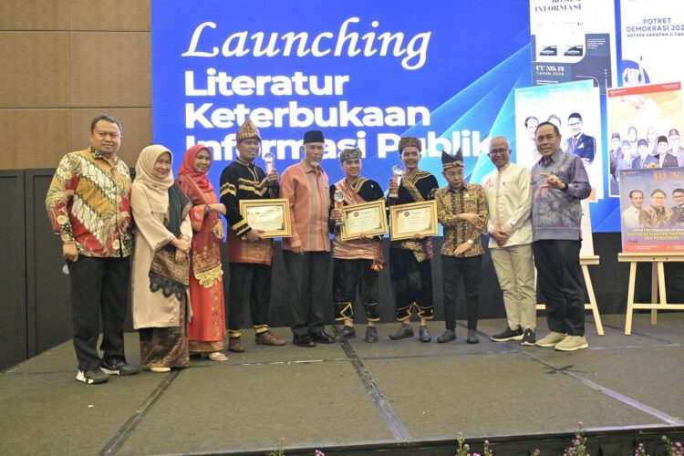 3 Nagari Raih Prestasi Gemilang di Apresiasi KIP Desa 2024 1 PENGHARGAAN— Gubernur Sumbar Mahyeldi saat menghadiri Apresiasi KIP Desa 2024 di Jakarta, Jumat (29/11).