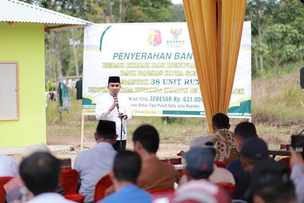 Wawako Solok Resmikan 38 Unit Bedah Rumah Tidak Layak Huni Program Baznas 1 BANTUAN BEDAH RUMAH— Wakil Wali Kota Solok, Ramadhani Kirana Putra memberikan sambutan saat meresmikan penyerahan bantuan bedah rumah yang dilaksanakan Baznas Kota Solok.