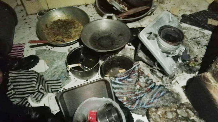 Gegara Kompor, Rumah Nyaris jadi Abu 1 KEBAKARAN— Kondisi dapur rumah yang terbakar
di Kompleks Cendana Mata Air Tahap VI,
Kecamatan Padang Selatan.