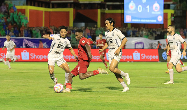 Gol Tunggal Matsumura Menangkan Persija, Semen Padang Makin Terpuruk di Dasar Klasemen 1 KEKALAHAN— Semen Padang FC menelan kekalahan dengan skor 1-0 atas Persija Jakarta pada pekan ke-13 BRI Liga 1 2024/2025, di Stadion GOR H. Agus Salim Padang, Jumat (6/12) malam.