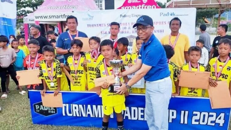 Turnamen Kelompok Umur, SSB Kota Pariaman Raih Juara Tiga Padek Cup 2024 1 PERINGKAT TIGA— SSB PSC Kota Pariaman saat menerima hadiah dan trofi juara tiga pada Kejuaraan Sepakbola Kelompok Umur bertajuk Padek Cup II 2024.