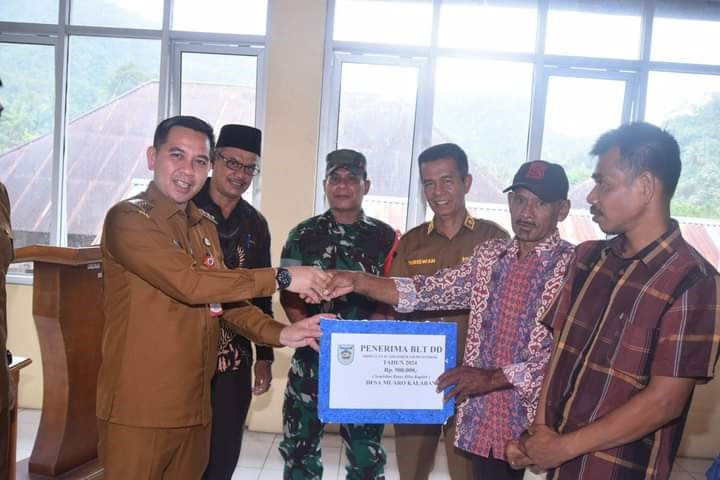 Pj Wako Fauzan Hasan Saksikan Peyerahan BLT 1 SAKSIKAN—Penjabat (Pj) Wali Kota Sawahlunto Fauzan Hasan, saksikan penyerahan BLT (Bantuan Langsung Tunai) dari Alokasi Dana Desa (ADD) Pemerintah Desa Muaro Kalaban Kecamatan Silungkang