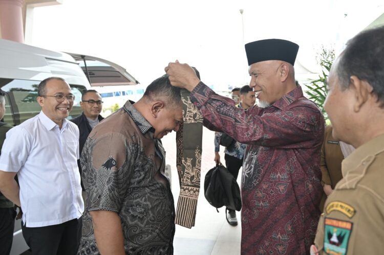 Gubernur Sambut Kedatangan Wamen UMKM Helvi Yuni Moriza di Sumbar 1 SAMBUT MENTERI— Gubernur Sumbar Mahyeldi Ansharullah, menyambut kedatangan Wakil Menteri (Wamen) UMKM RI, Helvi Yuni Moriza di Bandara Internasional Minangkabau, Selasa (3/12).