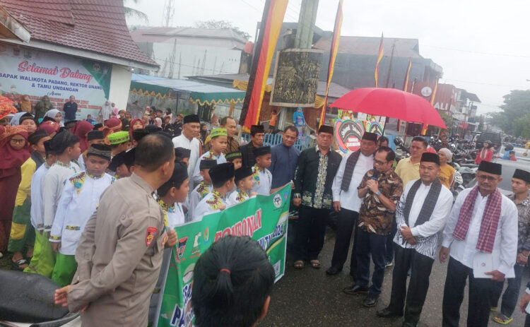 Lembaga Sosial Meja Putih Saiyo Gandeng Unand, 300 Anak Nagari Pauh Limo Ikuti Khitanan Gratis 1 PELEPASAN PESERTA KHITAN— Rektor Unand Dr. Efa Yonnedi bersama Ketua Lembaga Sosial Meja Putih Saiyo, Ramlan Tuanku Guru, Ketua KAN Pauh Lima Kecamatan Pauh M Nazif Malin Basa, melepas arak-arakkan peserta khitan gratis, Minggu (15/12) di kantor KAN Pauh Limo, Kecamatan Pauh.
