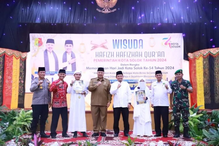 Agenda Rutin Pemko Solok, 365 Penghafal Al Quran Diwisuda 1 BERSAMA—Wali Kota Solok Zul Elfian bersama pihak terkait foto bersama dengan perwakilan
wisuda usai acara.