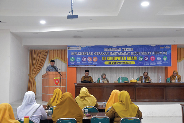 BIMBINGAN TEKNIS— Sekda Agam, Drs. H. Edi Busti, M.Si, membuka Bimbingan Teknis (Bimtek) Implementasi Gerakan Masyarakat Hidup Sehat (Germas) 
di Aula Kantor Dinas Kesehatan Agam, 
Senin (23/12).