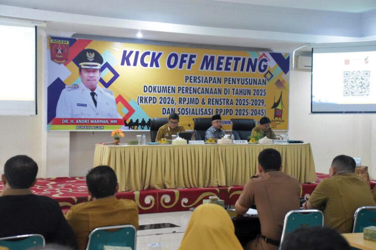 KICK OFF MEETING—  Sekda Agam, Edi Busti, pimpin Kick Off Meeting persiapan penyusunan dokumen perencanaan 
tahun 2025 meliputi, di aula kantor Bappeda Agam, Senin (23/12).