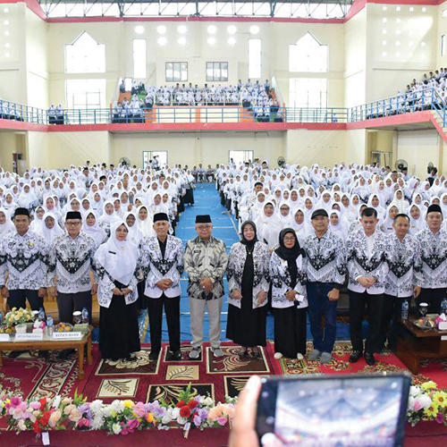 Untuk Pendidikan Berkualitas, Guru Didorong Tingkatkan Kompetensi 1 SEMINAR GURU NASIONAL— Sekda Agam, Edi Busti menghadiri sekaligus membuka Seminar Guru Nasional PGRI Agam,
di GOR Rang agam, Kamis (5/12).