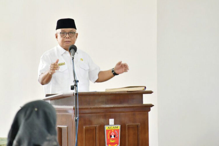 Dukung Pendidikan Adil, Pemkab Agam Gelar Bimtek Inklusi bagi 100 Peserta 1 BIMBINGAN TEKNIS— Sekda Agam, Edi Busti, saat membuka secara resmi Bimbingan Teknis Pendidikan Inklusi bagi Pengawas dan Kepala Sekolah TK/PKBM SD dan SMP se-Kabupaten Agam, di Aula Kantor Bupati Agam. Rabu (4/12).