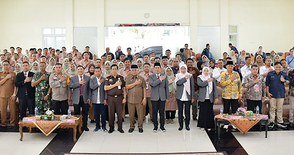 RAPAT PLENO— Edi Busti, saat menghadiri rapat pleno terbuka rekapitulasi penghitungan perolehan suara Pemilihan Serentak 
Nasional 2024 tingkat Kabupaten Agam, di Balairung Rumah Dinas Bupati Agam, Selasa (3/12).