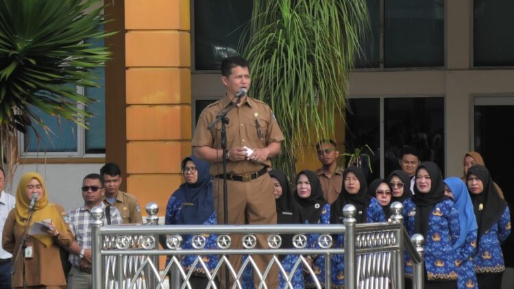 Apel Gabungan Penghujung Tahun 2024, Sekda Hendra Putra Apresiasi Sejumlah Prestasi yang Diraih Pasbar 1 Sekda Hendra Putra Apresiasi Sejumlah Prestasi yang Diraih Pasbar