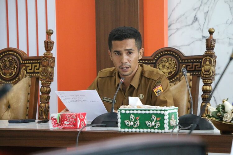 Jelang Nataru, Seluruh OPD Terlibat dalam Pengamanan, Pantai Gandoriah Pusat Penyambutan Tahun Baru 2025 1 ARAHAN—Kepala Kantor Kesbangpol dan Linmas Kota Pariaman Ferry Ferdian Bagindo Putra berikan arahan saat rapat koordinasi pengamanan Nataru 2025.