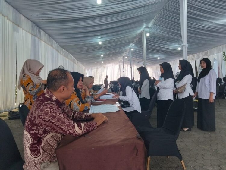 Sempat Memiliki Pelamar Terbanyak, Seleksi CPNS di Pemkab Sijunjung Kini Menyisakan 2.357 Pelamar Ikut SKB 1 ANTRIAN— Terlihat para pelamar saat menunghu antrian untuk mengikuti tes seleksi Kompetensi Dasar (SKD) Calon Pegawai
Negeri Sipil (CPNS) Tahun 2024 .