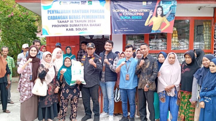 FOTO BERSAMA—Sejumlah warga  yang sudah menerima beras bantuan dari pemerintah foto besama di  kantor Pos Cabang Pembantu Nagari Cupak, Kabupaten Solok.