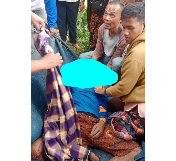 Geger! Petani Tewas di Pondok Sawah 1 EVAKUASI KORBAN— Masyarakat melakukan evakuasi korban yang ditemukan tewas tergantung dengan seutas tali di sebuah pondok sawah dekat aliran Batang Sinamar, Jumat (6/12), sekitar pukul 09.35 WIB.