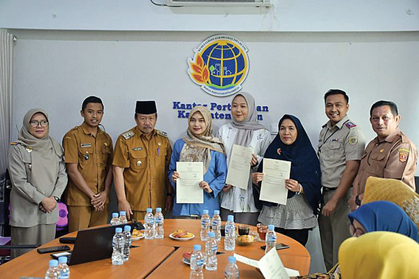 Warga Nagari Sitalang Terima 82 Sertifikat Redistribusi Tanah 1 TERIMA SERTIFIKAT— Perwakilan warga menerima sertifikat redistribusi tanah, yang diserahkan Bupati Agam Dr H Andri Warman, di Kantor Pertanahan Agam, Senin (23/12).