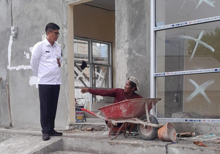 TUNTASKAN PEKERJAAN—Inspektur Padangpariaman Hendra Aswara, saat meninjau dan mengawasi langsung ke lapangan saat pengerjaan sejumlah proyek.